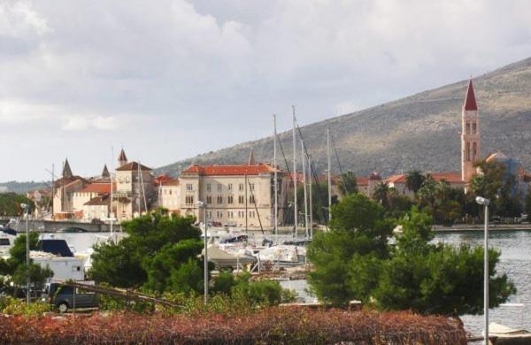 טרוגיר Apartments Kapetanovi Dvori מראה חיצוני תמונה