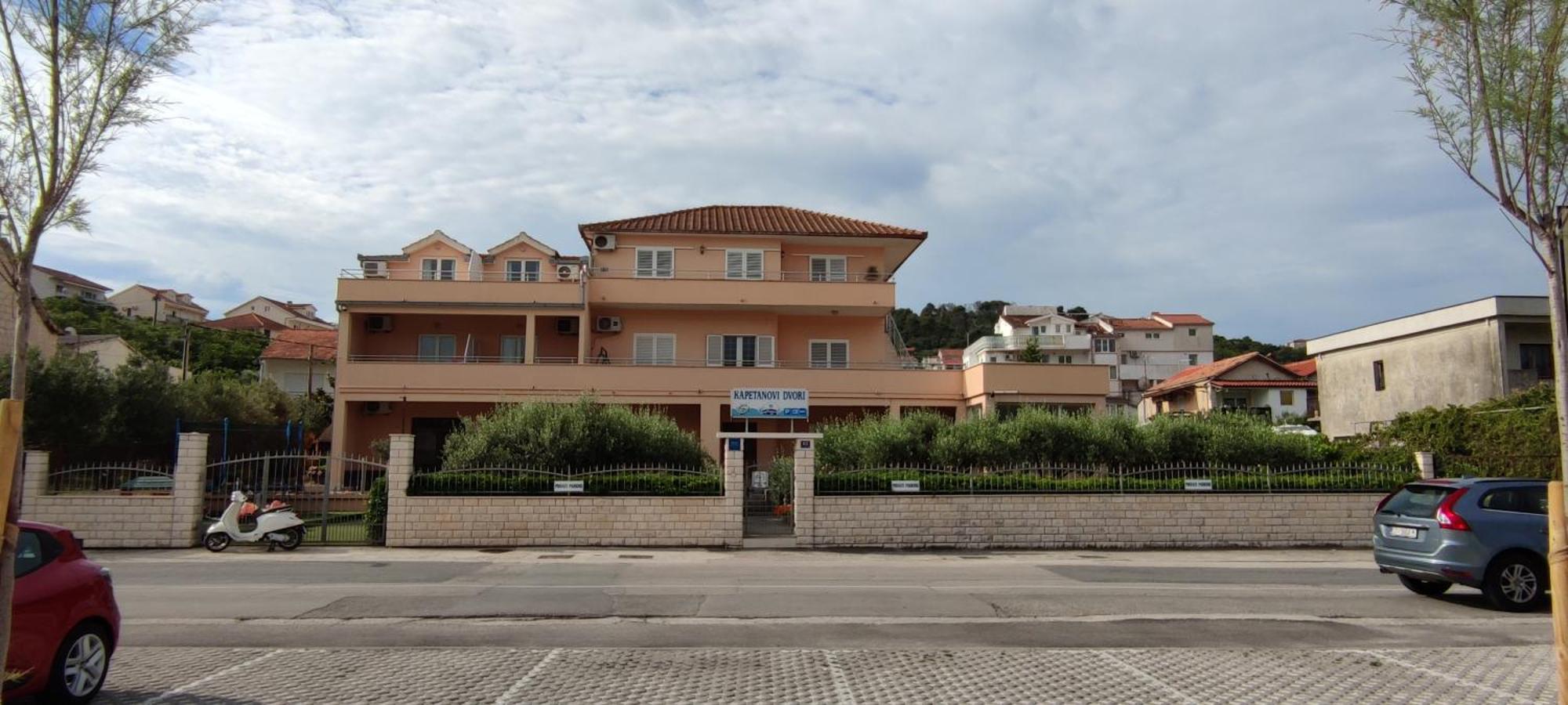 טרוגיר Apartments Kapetanovi Dvori מראה חיצוני תמונה